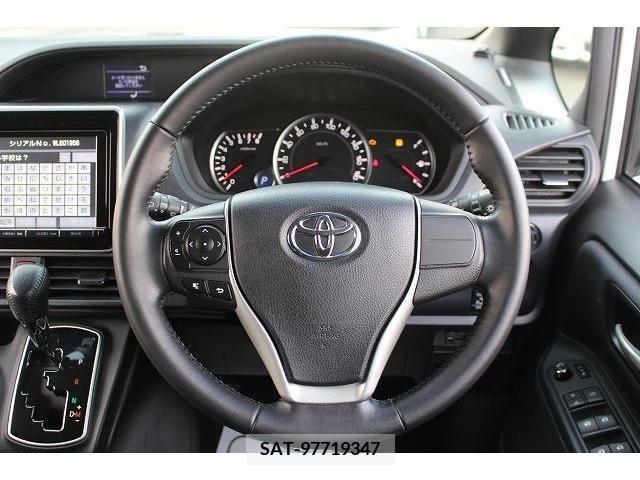 Toyota VOXY 2014-06 220411-15