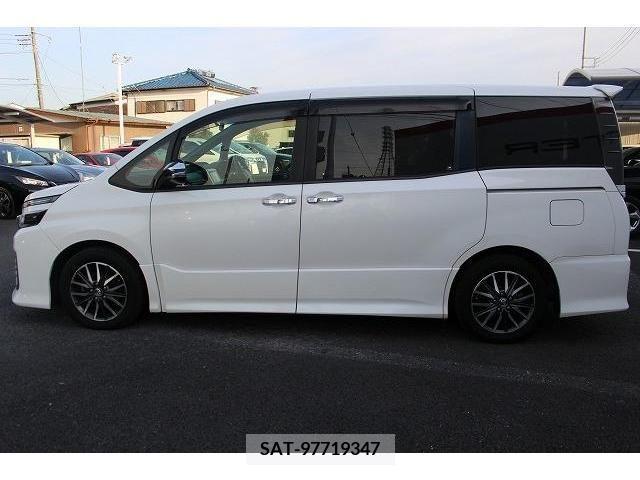 Toyota VOXY 2014-06 220411-9