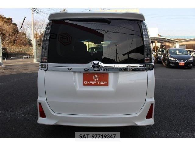 Toyota VOXY 2014-06 220411-8