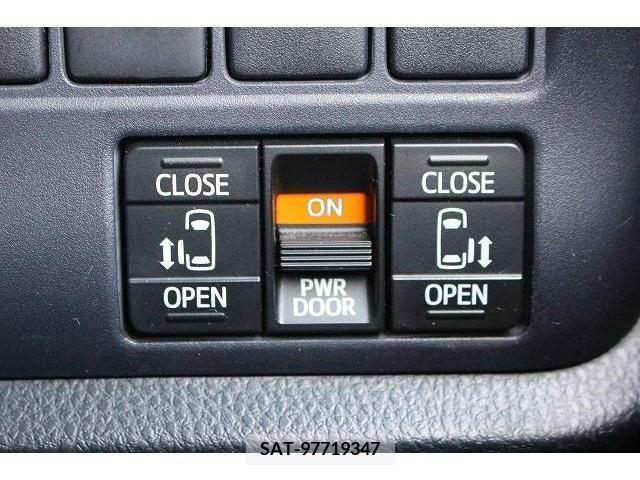 Toyota VOXY 2014-06 220411-2