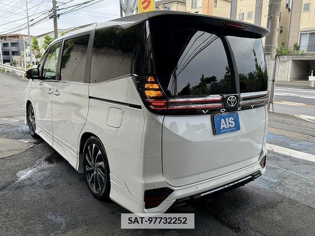 Toyota VOXY 2022-03 339184-2