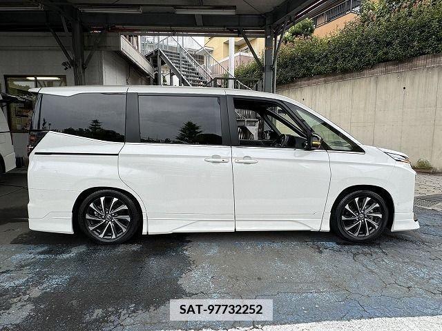Toyota VOXY 2022-03 339184-7