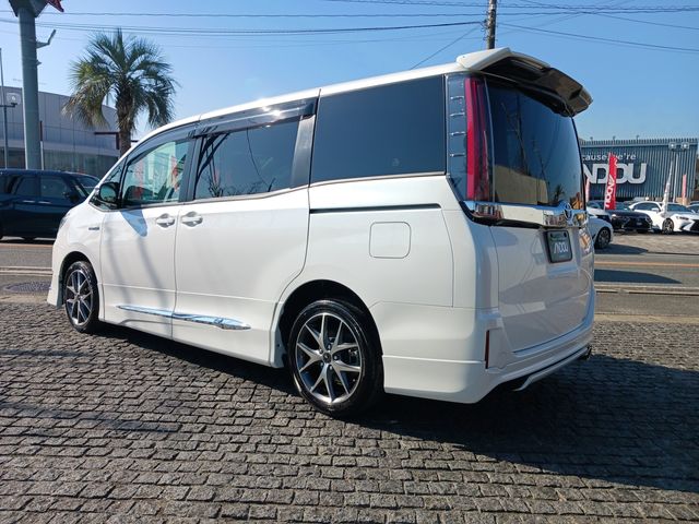 Toyota NOAH HYBRID 2017-12 17140-3