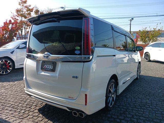 Toyota NOAH HYBRID 2017-12 17140-6