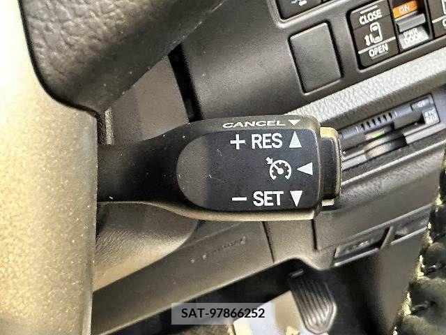 Toyota VOXY 2020-10 225390-6