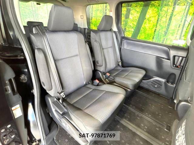 Toyota VOXY 2015-03 223846-9