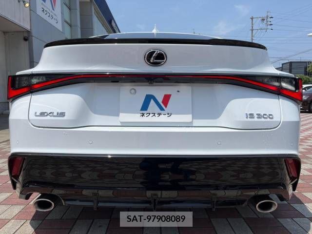 Lexus IS 2022-05 275399-15
