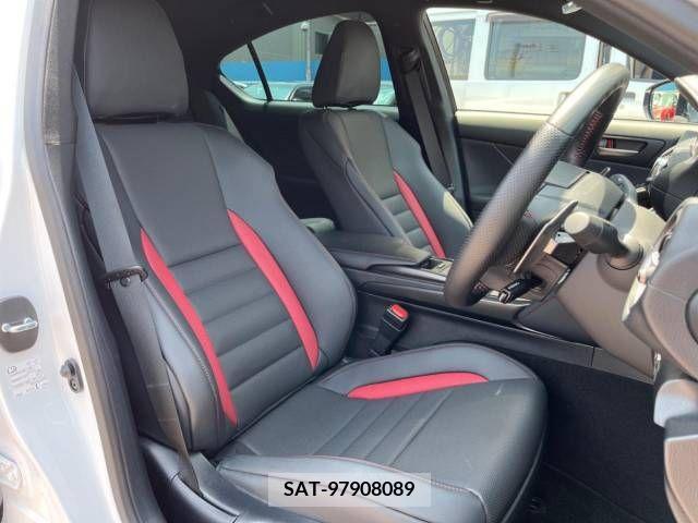 Lexus IS 2022-05 275399-11
