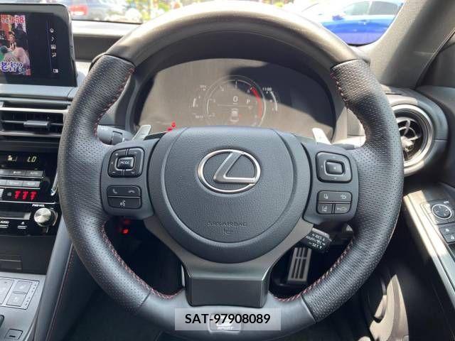 Lexus IS 2022-05 275399-10