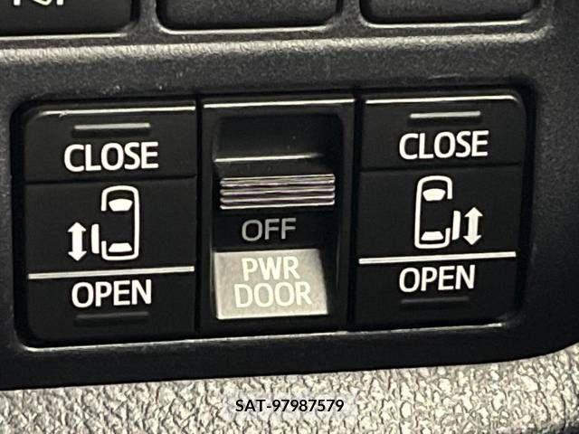 Toyota NOAH 2017-08 321516-5