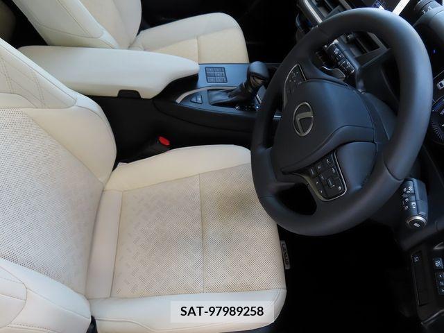 Lexus UX 2023-02 275914-15