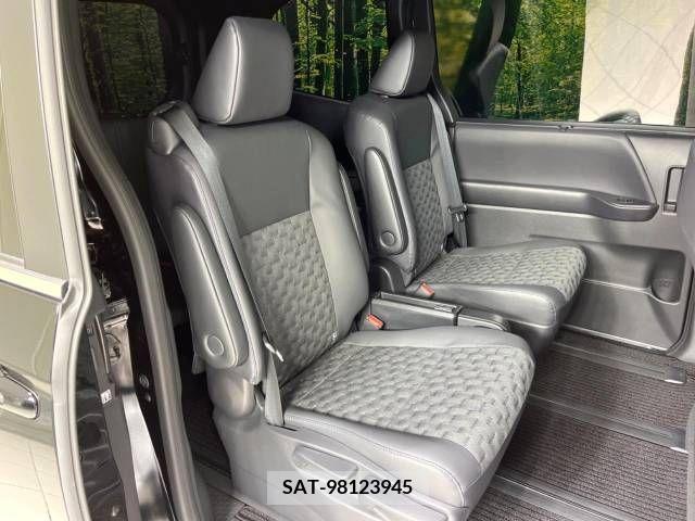 Toyota VOXY HYBRID 2022-04 381501-9