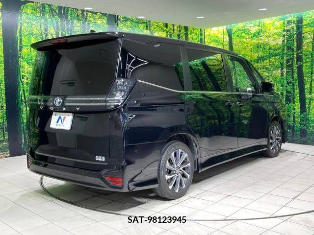Toyota VOXY HYBRID 2022-04 381501-18