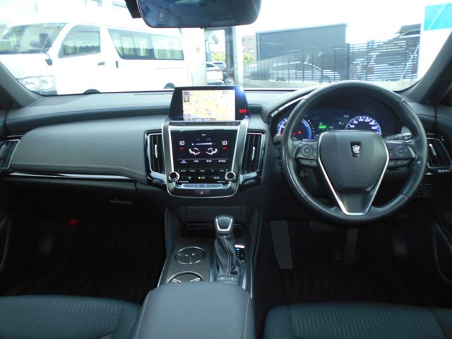 Toyota CROWN SEDAN 2019-04 8200-17