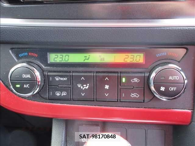 Toyota AURIS 2013-10 293267-12