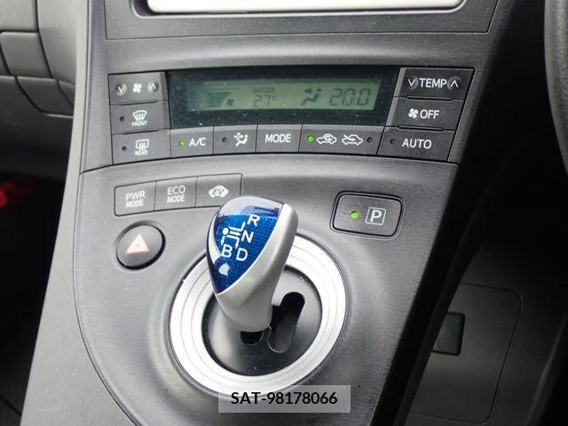 Toyota PRIUS 2011-06 384447-14