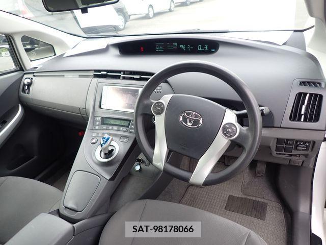 Toyota PRIUS 2011-06 384447-1