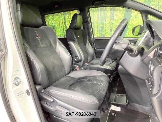 Toyota NOAH 2017-11 321558-8
