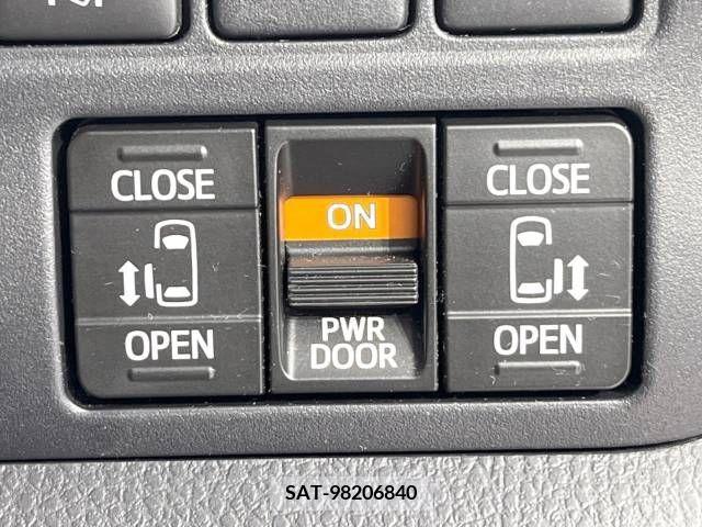 Toyota NOAH 2017-11 321558-5