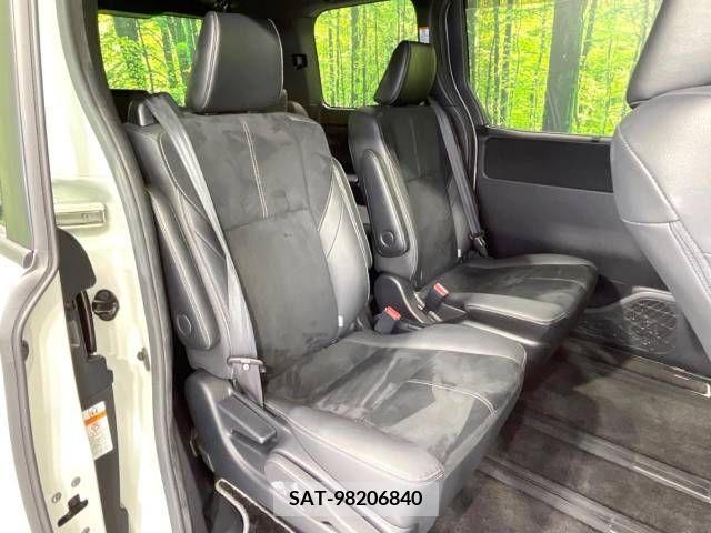 Toyota NOAH 2017-11 321558-9