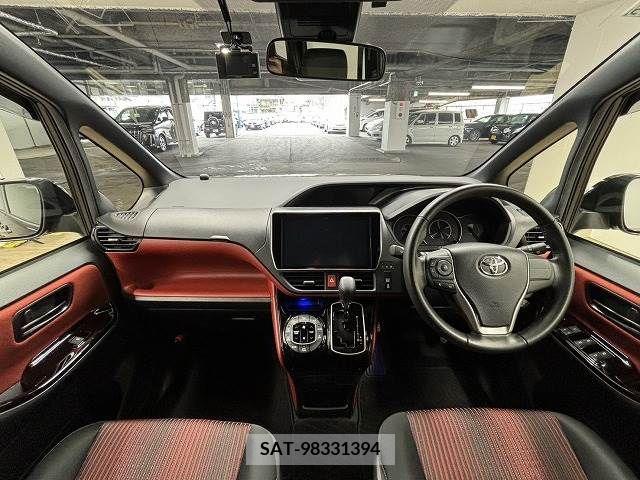 Toyota VOXY 2018-05 321565-1