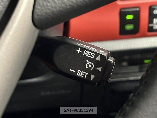 Toyota VOXY 2018-05 321565-7