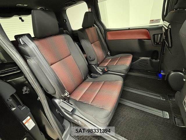 Toyota VOXY 2018-05 321565-5