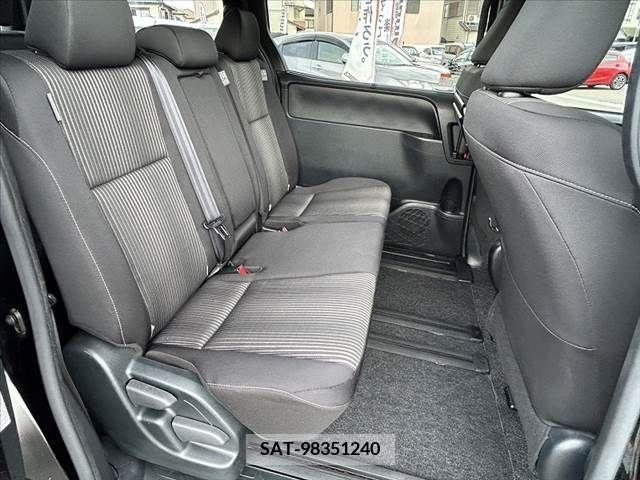 Toyota VOXY 2021-05 335408-18