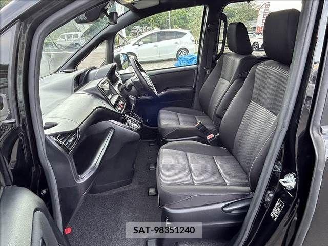 Toyota VOXY 2021-05 335408-17