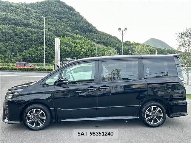 Toyota VOXY 2021-05 335408-14