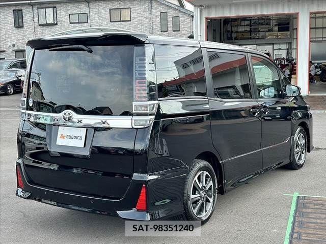 Toyota VOXY 2021-05 335408-11