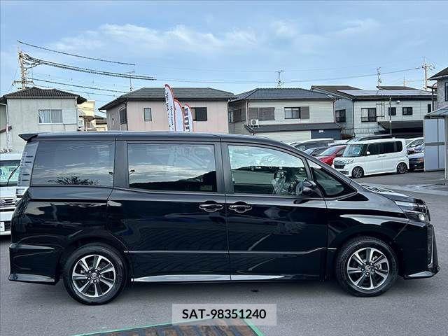 Toyota VOXY 2021-05 335408-10