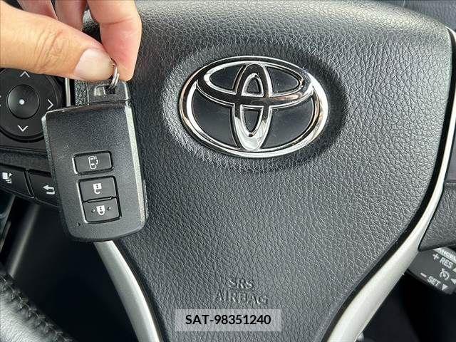 Toyota VOXY 2021-05 335408-24