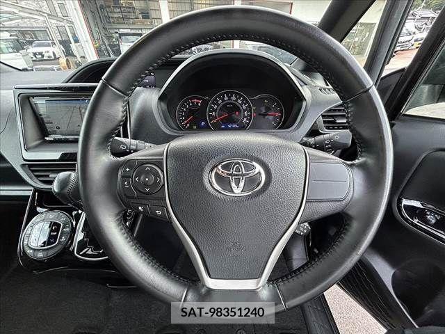 Toyota VOXY 2021-05 335408-23