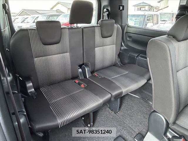 Toyota VOXY 2021-05 335408-20