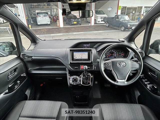 Toyota VOXY 2021-05 335408-1