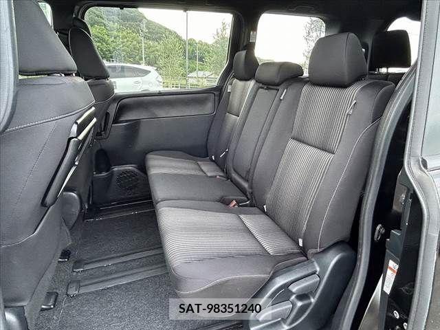 Toyota VOXY 2021-05 335408-19