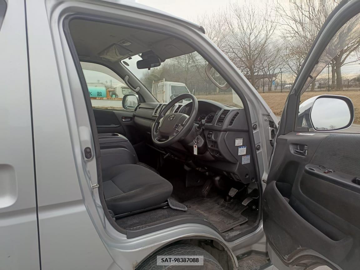 Toyota HIACE VAN 2017-12 257673-8