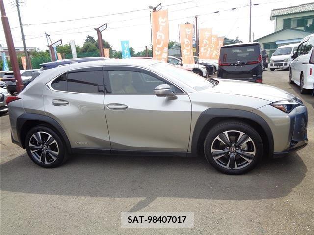 Lexus UX 2021-08 334361-2