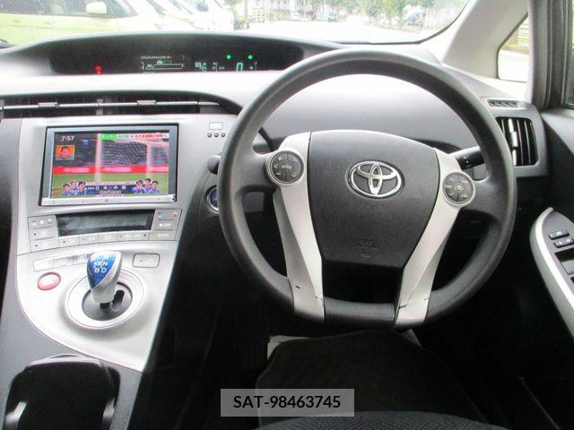 Toyota PRIUS 2013-02 382958-4