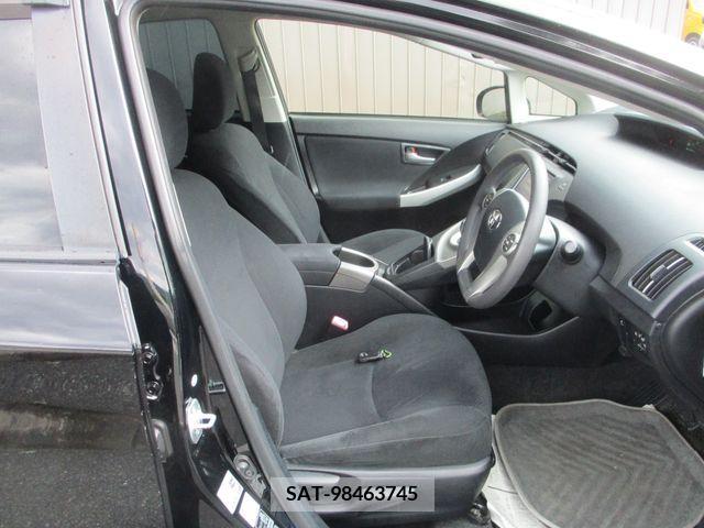 Toyota PRIUS 2013-02 382958-1