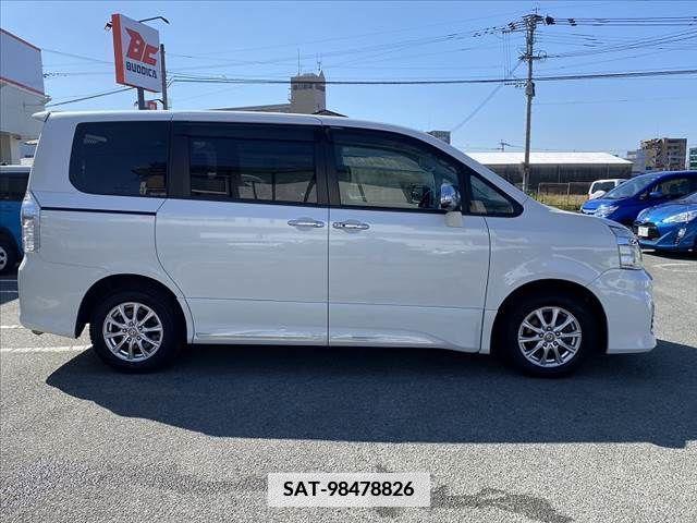 Toyota VOXY 2013-06 375841-11