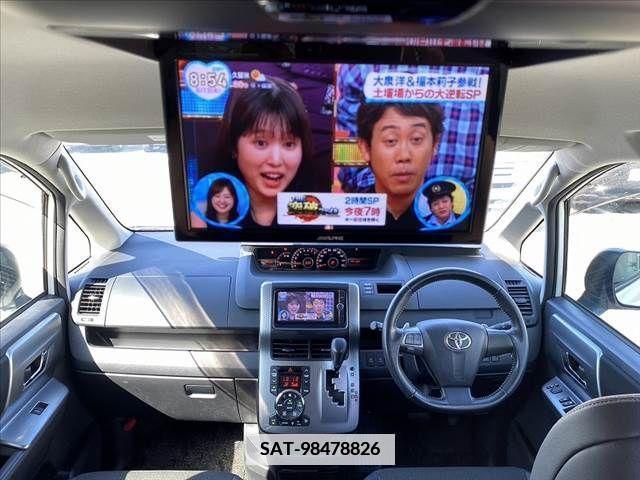 Toyota VOXY 2013-06 375841-1