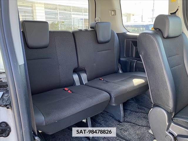 Toyota VOXY 2013-06 375841-21