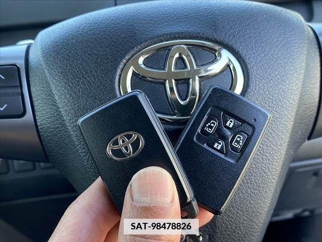 Toyota VOXY 2013-06 375841-5