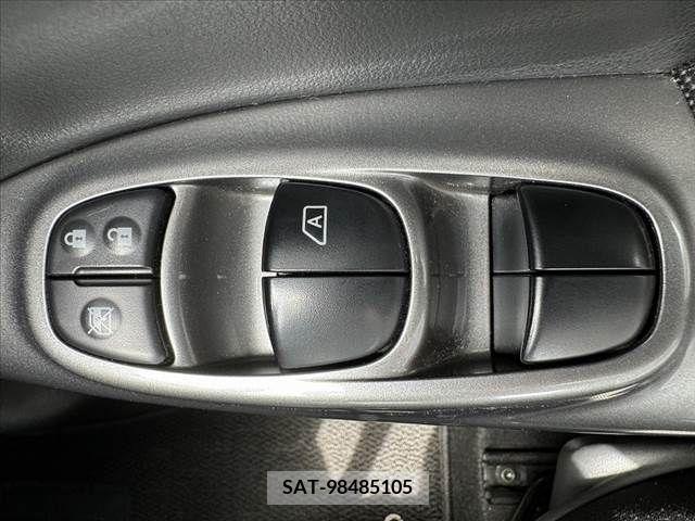 Nissan JUKE 2016-06 377198-27