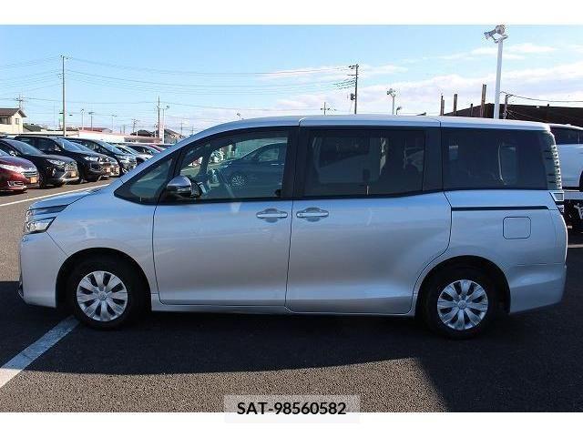 Toyota VOXY 2018-04 207693-8
