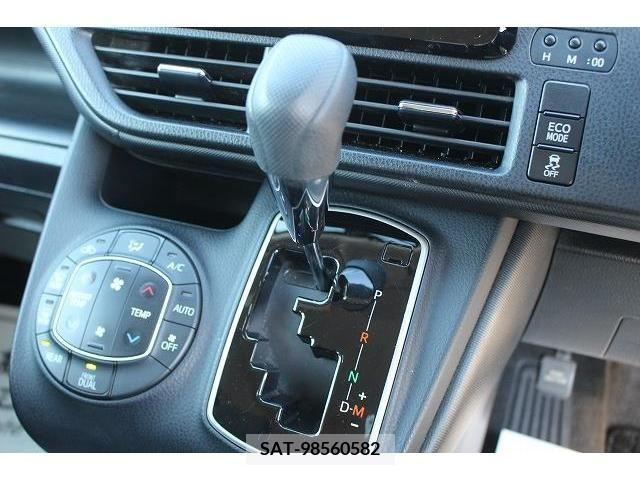 Toyota VOXY 2018-04 207693-6