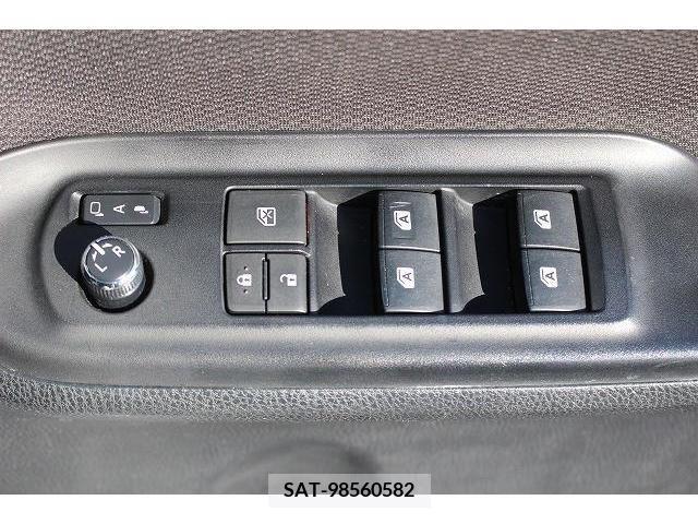 Toyota VOXY 2018-04 207693-3