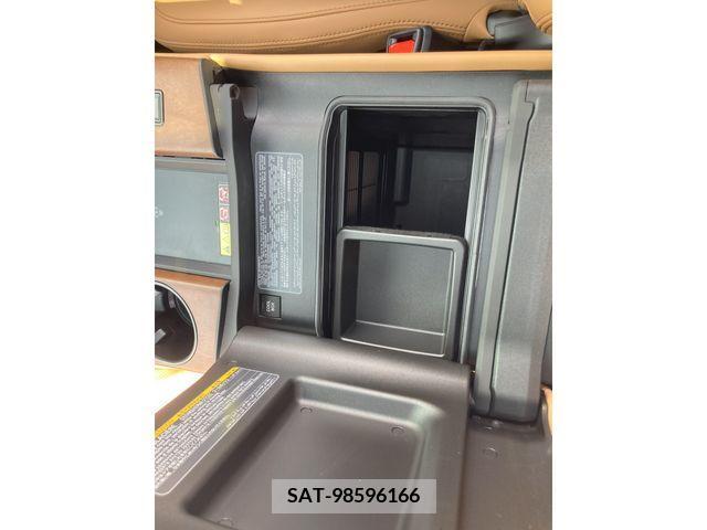 Lexus LX 2023-01 242281-18